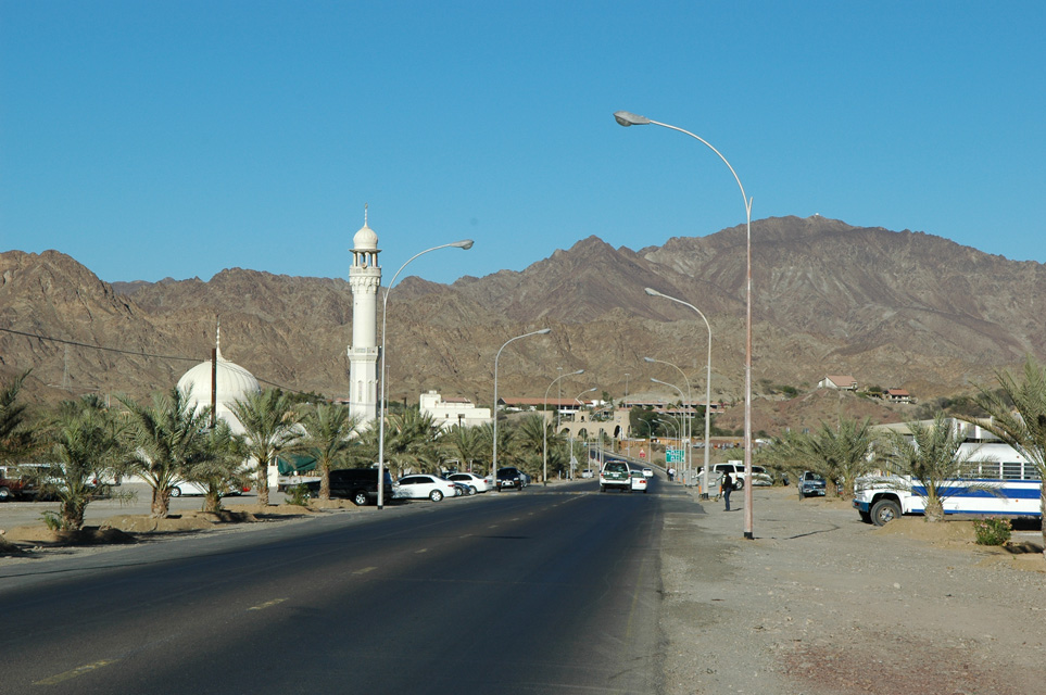 DXB Hatta - access road to Hatta with mosque and view towards the Hatta Fort Hotel and Hajar mountains 3008x2000