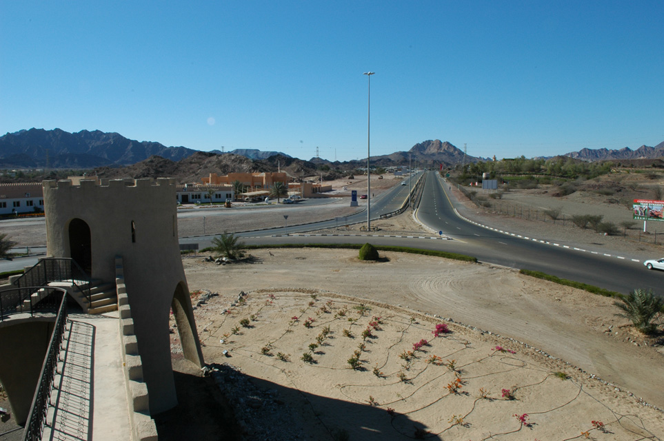 DXB Hatta - street to Dubai and Big Red Dune and library building seen from the tower in the Fort roundabout in Hatta Town 3008x2000