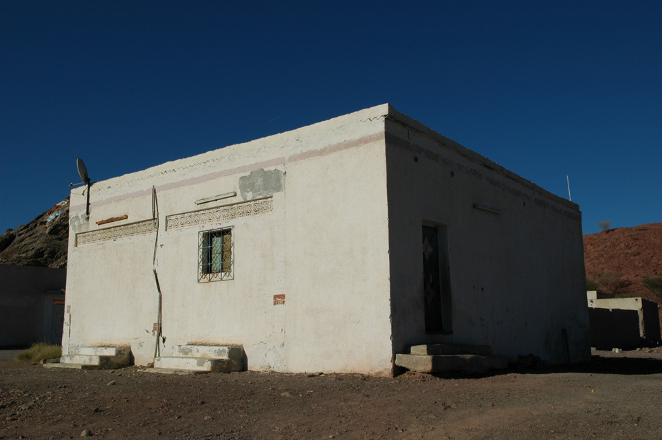 DXB Hatta - white house in Hatta with satellite antenna 3008x2000