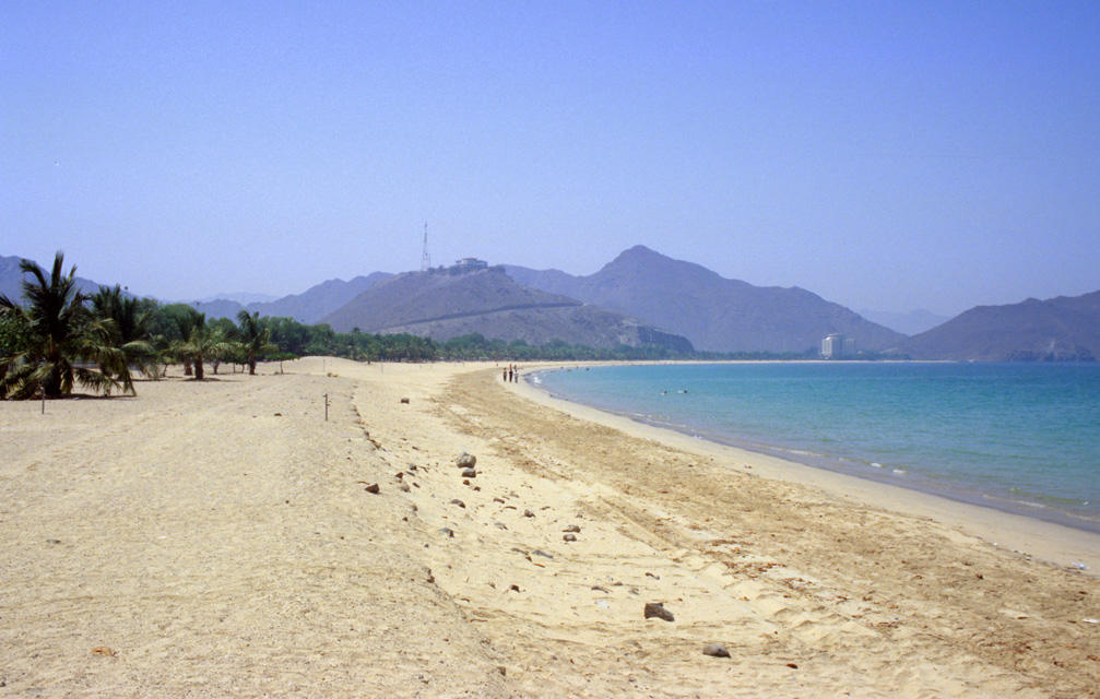 DXB Khor Fakkan - pretty beach with mountains and Hotel Oceanic 01 5340x3400